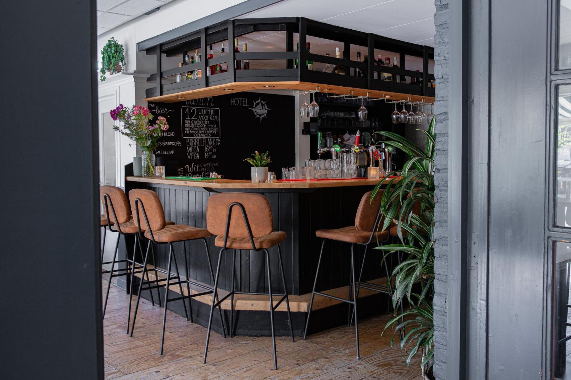 Hotel-Restaurant De Walvisvaarder Hollum  Exterior photo